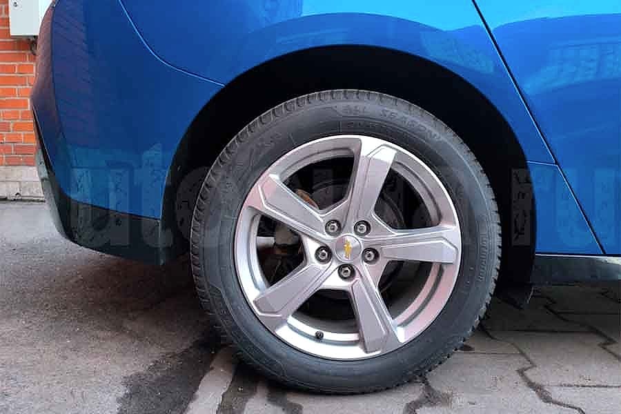 Шины и диски размера 215/55 R17 на легковом автомобиле