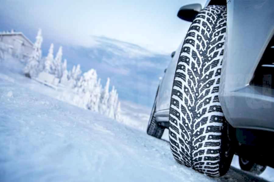 Зимняя резина на легковом автомобиле в городе зимой 2025 года