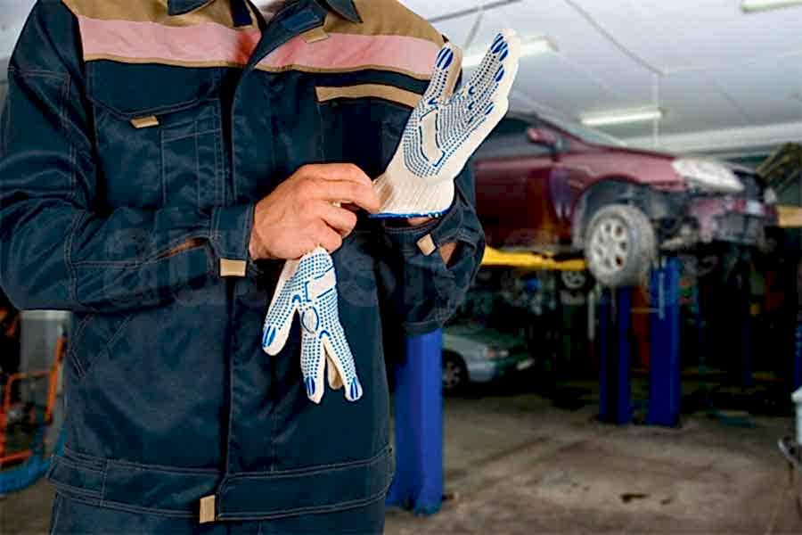 Диагностика автомобиля на СТО перед покупкой: механик у подъемника