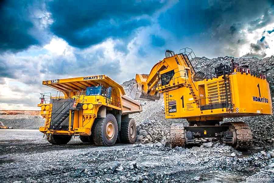 Импортная строительная и горная техника на карьере