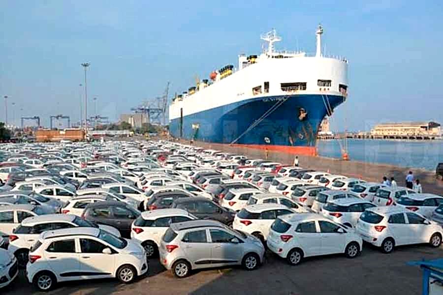 Автомобиль Kia из Кореи на фоне морского порта перед отправкой в Казахстан