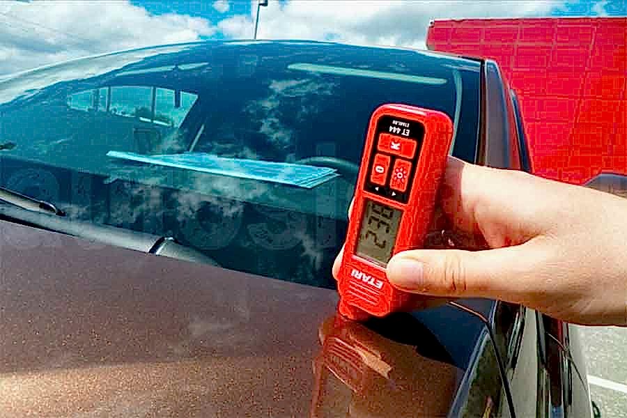 Покупатель проверяет кузов автомобиля толщиномером перед покупкой, ищет следы ДТП