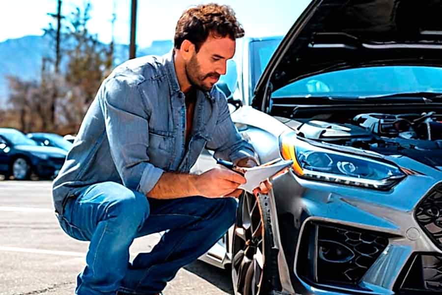 Покупатель осматривает техническое состояние автомобиля перед покупкой: проверка под капотом, салона и кузова