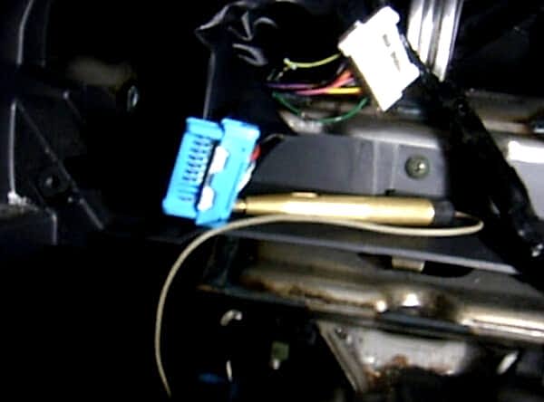 Поиск проводов тахометра, зарядки и давления масла